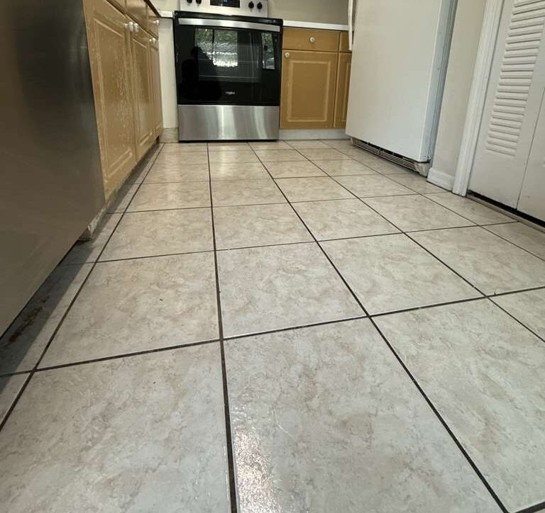 After: kitchen counter & floor after a Go2 Workers deep cleaning in Winter Park, FL